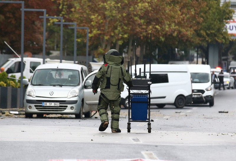 Seorang ahli penjinak bom bekerja di lokasi kejadian setelah serangan bom di Ankara, Turki 1 Oktober 2023. (REUTERS/Cagla Gurdogan)
