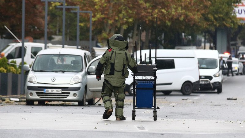 Seorang ahli penjinak bom bekerja di lokasi kejadian setelah serangan bom di Ankara, Turki 1 Oktober 2023. (REUTERS/Cagla Gurdogan)
