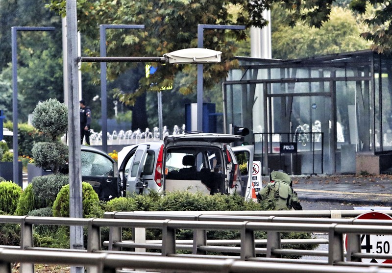 Seorang ahli penjinak bom bekerja di lokasi kejadian setelah serangan bom di Ankara, Turki 1 Oktober 2023. (REUTERS/Cagla Gurdogan)