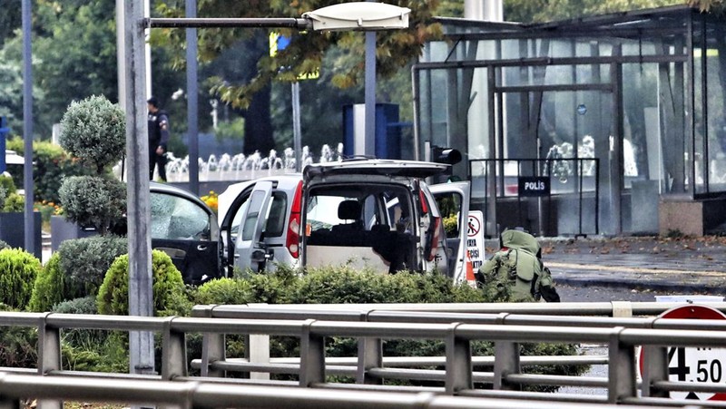Seorang ahli penjinak bom bekerja di lokasi kejadian setelah serangan bom di Ankara, Turki 1 Oktober 2023. (REUTERS/Cagla Gurdogan)