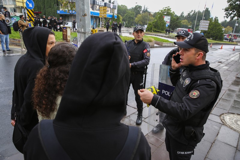 Seorang ahli penjinak bom bekerja di lokasi kejadian setelah serangan bom di Ankara, Turki 1 Oktober 2023. Seorang ahli penjinak bom bekerja di lokasi kejadian setelah serangan bom di Ankara, Turki 1 Oktober 2023. (REUTERS/Cagla Gurdogan)