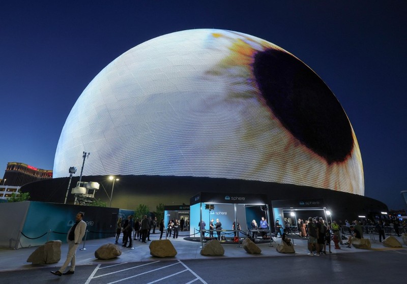 Pemandangan umum malam pembukaan Sphere menjelang pertunjukan band rock Irlandia U2 di The Venetian Resort di Las Vegas, Nevada, pada 29 September 2023. (Ronda Churchill / AFP)