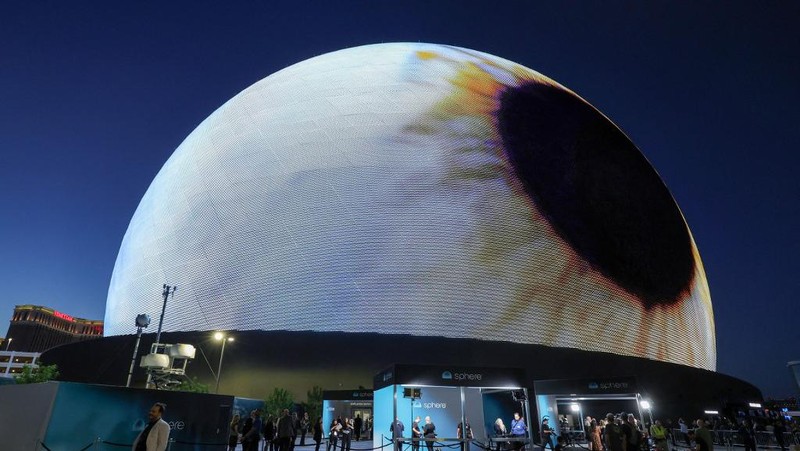 Pemandangan umum malam pembukaan Sphere menjelang pertunjukan band rock Irlandia U2 di The Venetian Resort di Las Vegas, Nevada, pada 29 September 2023. (Ronda Churchill / AFP)