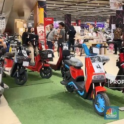 Habis Nobar, Pelanggan Ini Berpetualang Belanja di Transmart