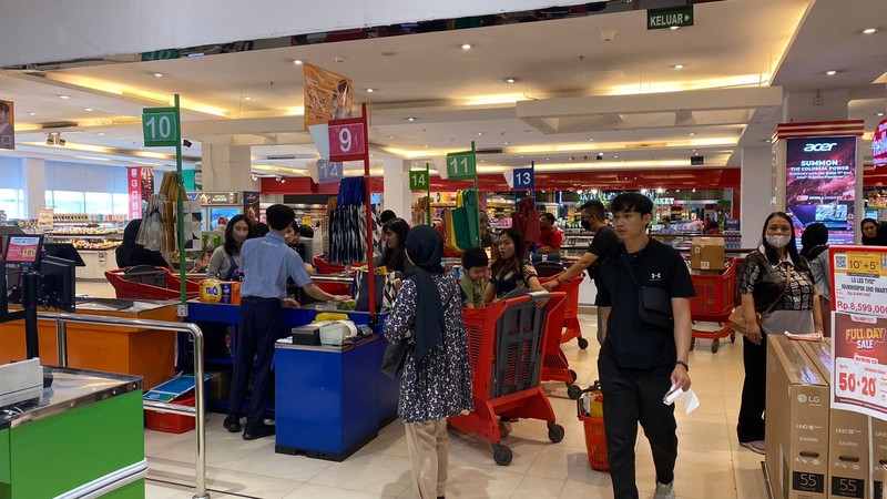 Sejumlah pengunjung Transmart Cempaka Putih melihat produk yang ditawarkan dalam promo saat Transmart full day sale kembali hadir. Sejumlah pengunjung Transmart Cempaka Putih melihat produk yang ditawarkan dalam promo saat Transmart full day sale kembali hadir. (CNBC Indonesia/Eqqi Saputra)
