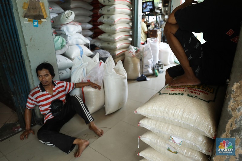 Aktivitas penjualan beras di Pasar Jaya Pal Merah, Jakarta, Senin (2/10/2023). (CNBC Indonesia/Tri Susilo) Aktivitas penjualan beras di Pasar Jaya Pal Merah, Jakarta, Senin (2/10/2023). (CNBC Indonesia/Tri Susilo)