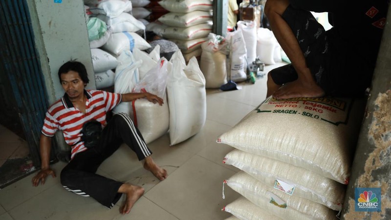 Aktivitas penjualan beras di Pasar Jaya Pal Merah, Jakarta, Senin (2/10/2023). (CNBC Indonesia/Tri Susilo)