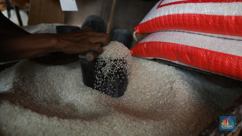 Aktivitas penjualan beras di Pasar Jaya Pal Merah, Jakarta, Senin (2/10/2023). (CNBC Indonesia/Tri Susilo)