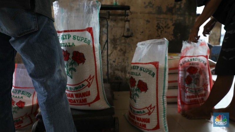 Aktivitas penjualan beras di Pasar Jaya Pal Merah, Jakarta, Senin (2/10/2023). (CNBC Indonesia/Tri Susilo)