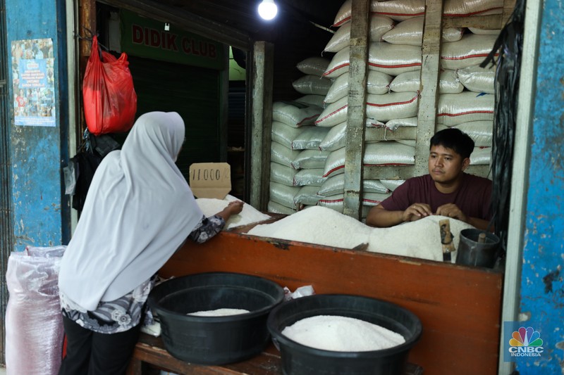 Aktivitas penjualan beras di Pasar Jaya Pal Merah, Jakarta, Senin (2/10/2023). (CNBC Indonesia/Tri Susilo) Aktivitas penjualan beras di Pasar Jaya Pal Merah, Jakarta, Senin (2/10/2023). (CNBC Indonesia/Tri Susilo)