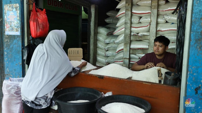 Aktivitas penjualan beras di Pasar Jaya Pal Merah, Jakarta, Senin (2/10/2023). (CNBC Indonesia/Tri Susilo)