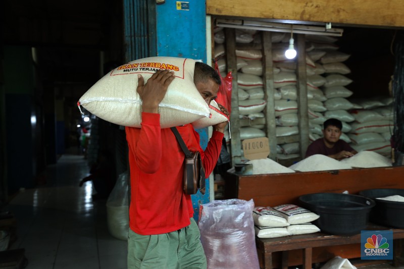 Aktivitas penjualan beras di Pasar Jaya Pal Merah, Jakarta, Senin (2/10/2023). (CNBC Indonesia/Tri Susilo) Aktivitas penjualan beras di Pasar Jaya Pal Merah, Jakarta, Senin (2/10/2023). (CNBC Indonesia/Tri Susilo)