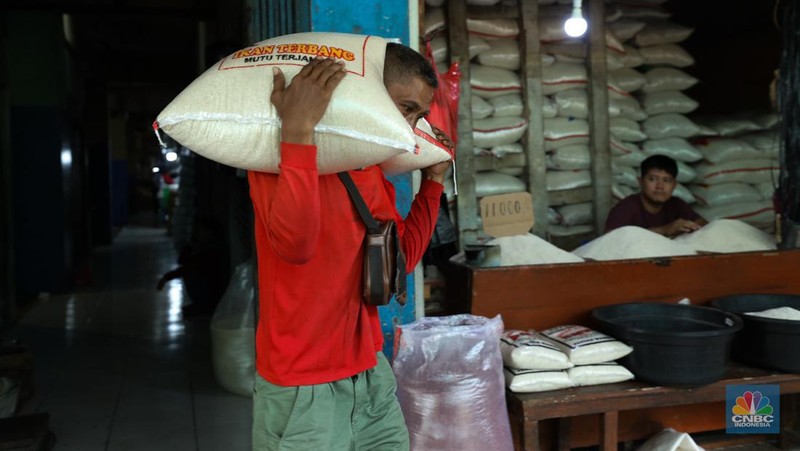 Aktivitas penjualan beras di Pasar Jaya Pal Merah, Jakarta, Senin (2/10/2023). (CNBC Indonesia/Tri Susilo)