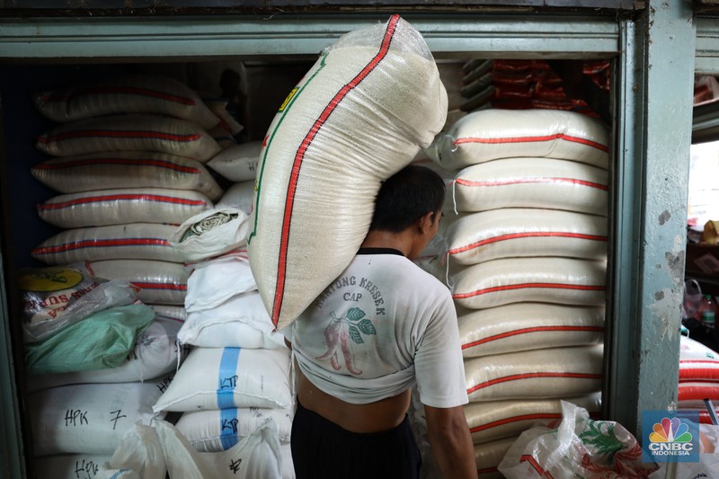 Aktivitas penjualan beras di Pasar Jaya Pal Merah, Jakarta, Senin (2/10/2023). (CNBC Indonesia/Tri Susilo) Aktivitas penjualan beras di Pasar Jaya Pal Merah, Jakarta, Senin (2/10/2023). (CNBC Indonesia/Tri Susilo)