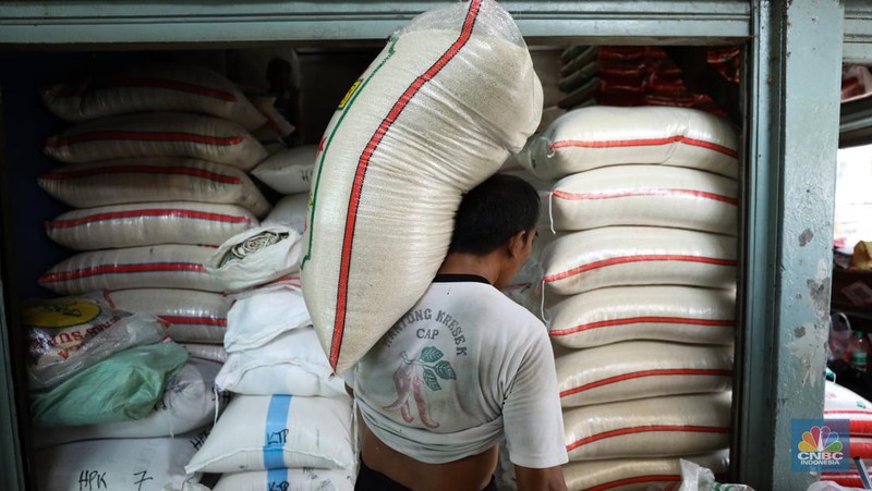 Aktivitas penjualan beras di Pasar Jaya Pal Merah, Jakarta, Senin (2/10/2023). (CNBC Indonesia/Tri Susilo)