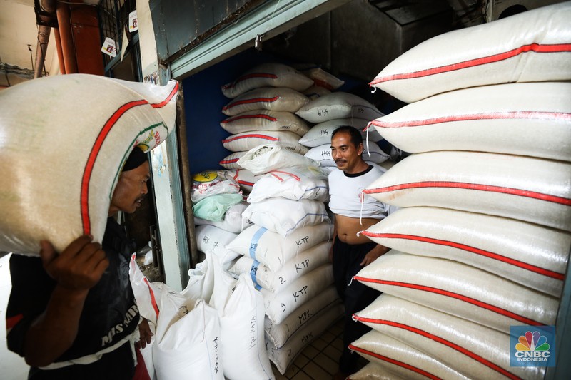 Aktivitas penjualan beras di Pasar Jaya Pal Merah, Jakarta, Senin (2/10/2023). (CNBC Indonesia/Tri Susilo) Aktivitas penjualan beras di Pasar Jaya Pal Merah, Jakarta, Senin (2/10/2023). (CNBC Indonesia/Tri Susilo)