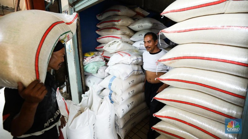 Aktivitas penjualan beras di Pasar Jaya Pal Merah, Jakarta, Senin (2/10/2023). (CNBC Indonesia/Tri Susilo)