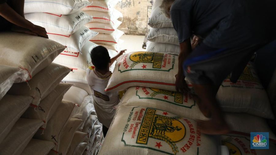 Aktivitas penjualan beras di Pasar Jaya Pal Merah, Jakarta, Senin (2/10/2023). (CNBC Indonesia/Tri Susilo)