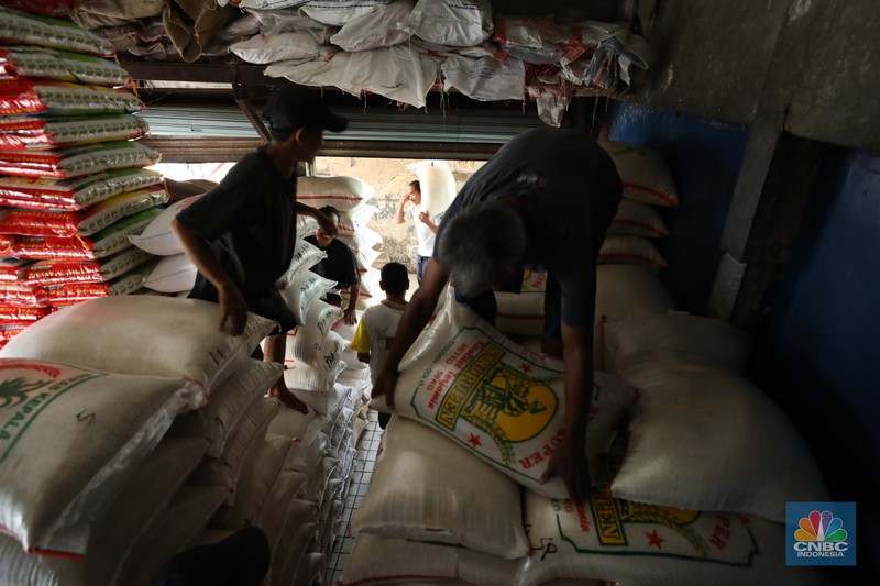 Aktivitas penjualan beras di Pasar Jaya Pal Merah, Jakarta, Senin (2/10/2023). (CNBC Indonesia/Tri Susilo) Aktivitas penjualan beras di Pasar Jaya Pal Merah, Jakarta, Senin (2/10/2023). (CNBC Indonesia/Tri Susilo)