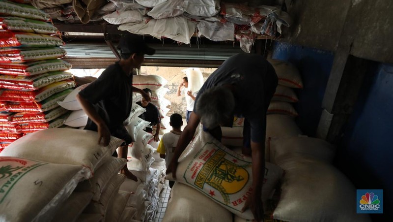 Aktivitas penjualan beras di Pasar Jaya Pal Merah, Jakarta, Senin (2/10/2023). (CNBC Indonesia/Tri Susilo)