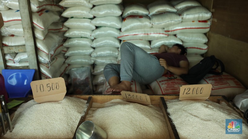 Aktivitas penjualan beras di Pasar Jaya Pal Merah, Jakarta, Senin (2/10/2023). (CNBC Indonesia/Tri Susilo) Aktivitas penjualan beras di Pasar Jaya Pal Merah, Jakarta, Senin (2/10/2023). (CNBC Indonesia/Tri Susilo)