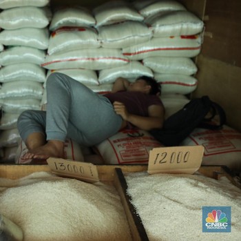 Potret Pedagang Beras di Pasar Mulai Ngeluh Penjualan Sepi