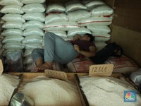 Potret Pedagang Beras di Pasar Mulai Ngeluh Penjualan Sepi