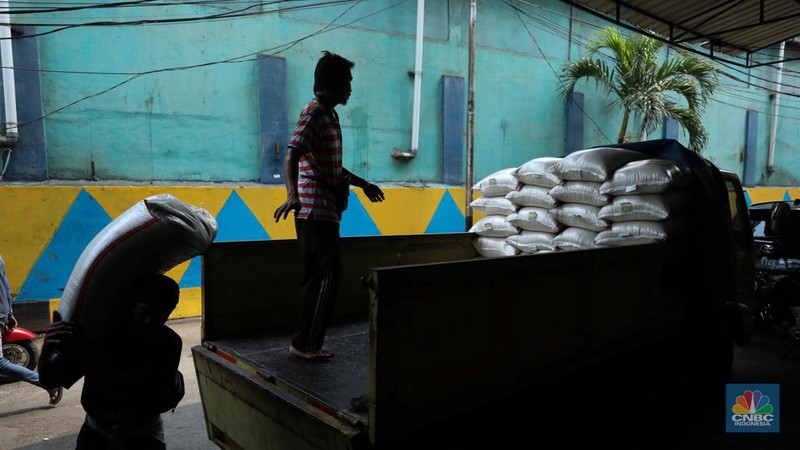 Aktivitas penjualan beras di Pasar Jaya Pal Merah, Jakarta, Senin (2/10/2023). (CNBC Indonesia/Tri Susilo)