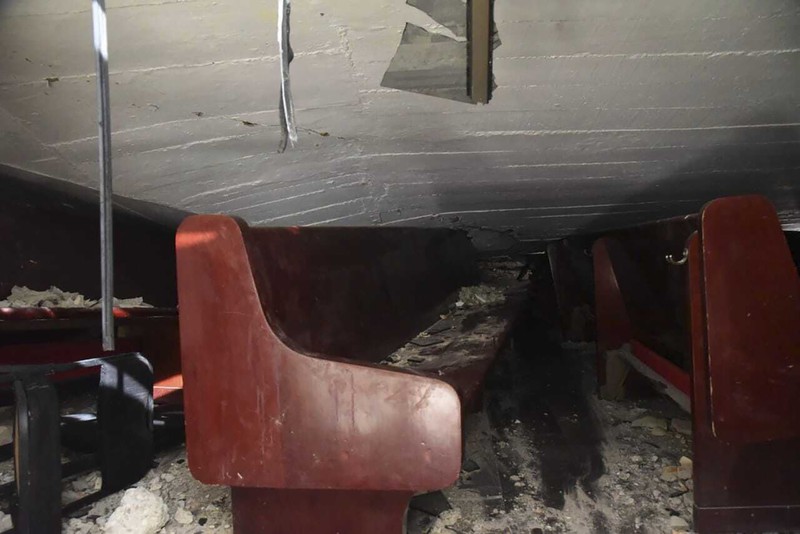 Petugas penyelamat mencari korban di tengah puing-puing setelah atap gereja runtuh saat Misa Minggu di Ciudad Madero, Meksiko, Minggu, 1 Oktober 2023. Uskup Keuskupan Katolik Roma Tampico mengatakan atapnya runtuh saat umat paroki sedang menerima bantuan. komuni. (Jose Luis Tapia/El Sol de Tampico via AP)