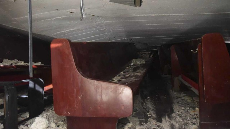 Petugas penyelamat mencari korban di tengah puing-puing setelah atap gereja runtuh saat Misa Minggu di Ciudad Madero, Meksiko, Minggu, 1 Oktober 2023. Uskup Keuskupan Katolik Roma Tampico mengatakan atapnya runtuh saat umat paroki sedang menerima bantuan. komuni. (Jose Luis Tapia/El Sol de Tampico via AP)