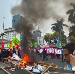 Demo Ribuan Buruh di Patung Kuda Sempat Tegang, Ini Pemicunya