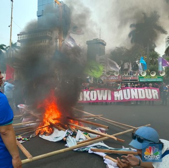 Aksi Bakar-Bakaran di Demo Buruh di Patung Kuda