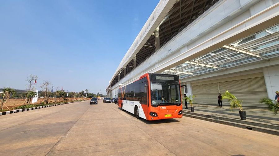 Bus Transjakarta yang mengantarkan penumpang ke Stasiun Kereta Cepat Halim. (Dok. KCIC)