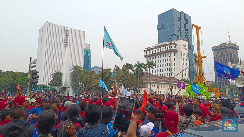 Buruh melakikan aksi bakr-bakaran saat demo di Patung Kuda, Monas, Jakarta, Senin (2/10/2023). (CNBC Indonesia/Martyasari Rizky) Buruh melakikan aksi bakr-bakaran saat demo di Patung Kuda, Monas, Jakarta, Senin (2/10/2023). (CNBC Indonesia/Martyasari Rizky)
