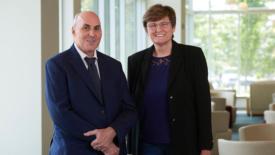 Drew Weissman dan Katalin Kario. (Perelman School of Medicine at the University of Pennsylvania vis AP)