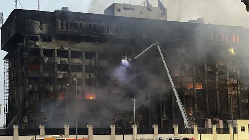 Kepulan asap terlihat dari markas polisi yang terbakar di Ismailia, Timur Laut Mesir. Senin (2/10/2023). (AP Photo/Mohammed Awad)