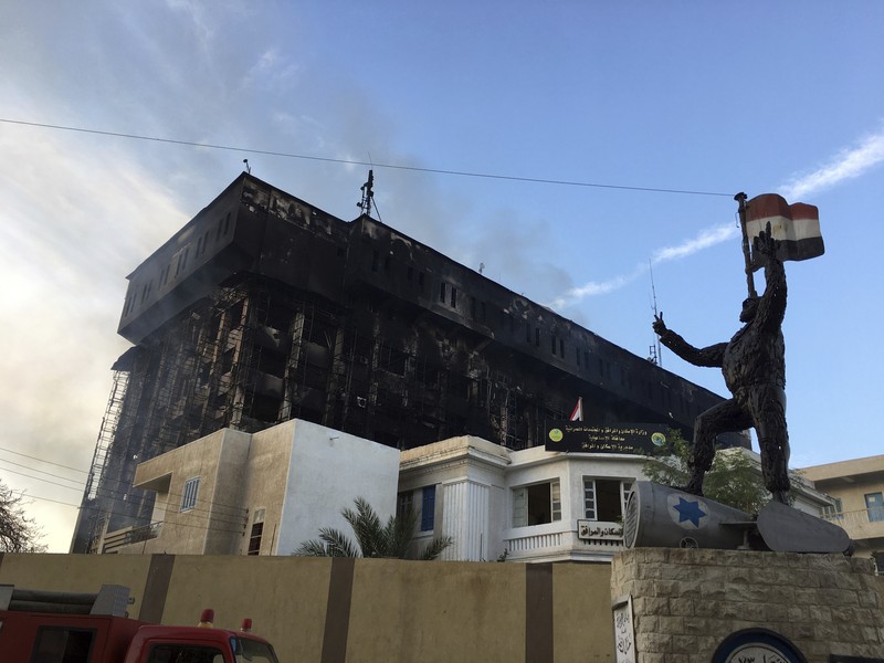 Kepulan asap terlihat dari markas polisi yang terbakar di Ismailia, Timur Laut Mesir. Senin (2/10/2023). (AP Photo/Mohammed Awad)