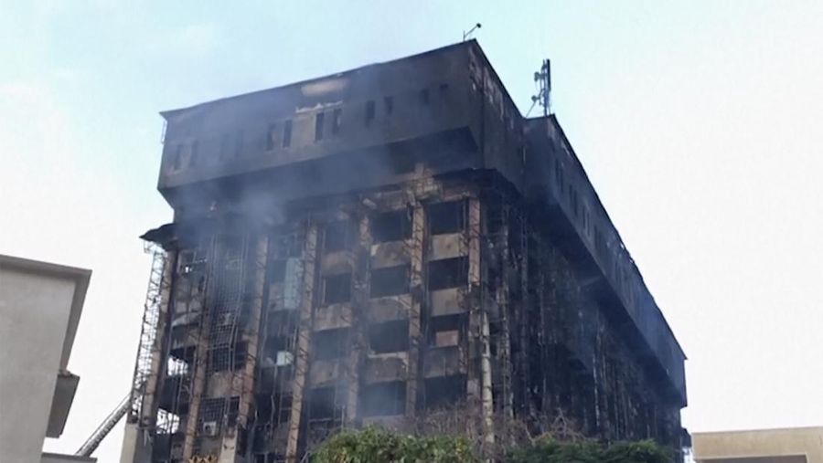 Kepulan asap terlihat dari markas polisi yang terbakar di Ismailia, Timur Laut Mesir. Senin (2/10/2023). (AP Photo/Mohammed Awad)