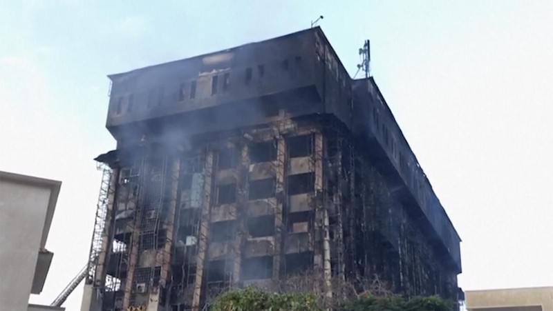Kepulan asap terlihat dari markas polisi yang terbakar di Ismailia, Timur Laut Mesir. Senin (2/10/2023). (AP Photo/Mohammed Awad)