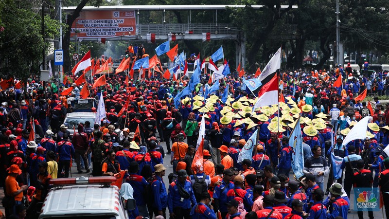 Konfederasi Serikat Pekerja Indonesia (KSPI) dan Partai Buruh menggelar aksi demo di Patung Kuda Arjuna Wijaya, Jakarta Pusat, Senin (2/10/2023). Konfederasi Serikat Pekerja Indonesia (KSPI) dan Partai Buruh menggelar aksi demo di Patung Kuda Arjuna Wijaya, Jakarta Pusat, Senin (2/10/2023). (CNBC Indonesia/Tri Susilo)