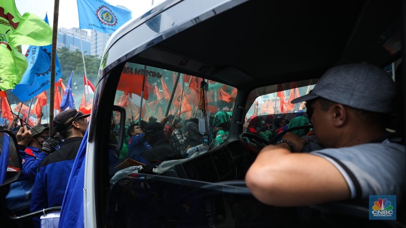 Konfederasi Serikat Pekerja Indonesia (KSPI) dan Partai Buruh menggelar aksi demo di Patung Kuda Arjuna Wijaya, Jakarta Pusat, Senin (2/10/2023). Konfederasi Serikat Pekerja Indonesia (KSPI) dan Partai Buruh menggelar aksi demo di Patung Kuda Arjuna Wijaya, Jakarta Pusat, Senin (2/10/2023). (CNBC Indonesia/Tri Susilo)