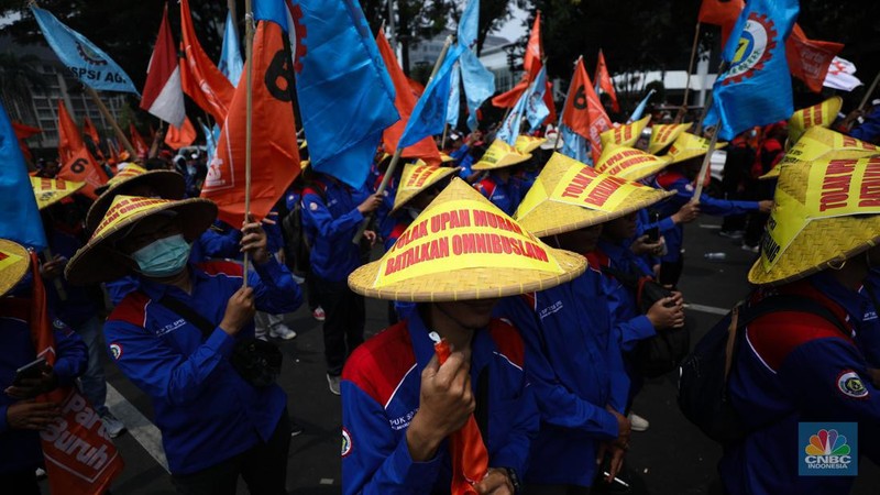 Konfederasi Serikat Pekerja Indonesia (KSPI)  dan Partai Buruh menggelar aksi demo di Patung Kuda Arjuna Wijaya, Jakarta Pusat, Senin (2/10/2023). (CNBC Indonesia/Tri Susilo)
