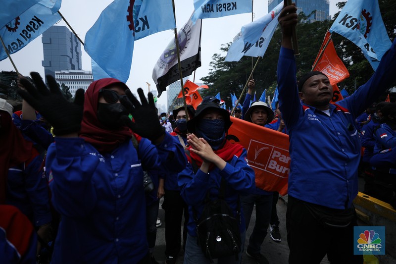 Konfederasi Serikat Pekerja Indonesia (KSPI) dan Partai Buruh menggelar aksi demo di Patung Kuda Arjuna Wijaya, Jakarta Pusat, Senin (2/10/2023). Konfederasi Serikat Pekerja Indonesia (KSPI) dan Partai Buruh menggelar aksi demo di Patung Kuda Arjuna Wijaya, Jakarta Pusat, Senin (2/10/2023). (CNBC Indonesia/Tri Susilo)