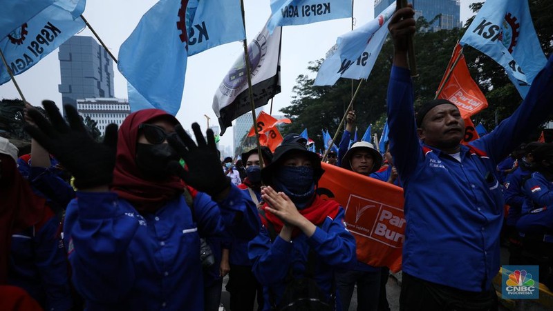 Konfederasi Serikat Pekerja Indonesia (KSPI)  dan Partai Buruh menggelar aksi demo di Patung Kuda Arjuna Wijaya, Jakarta Pusat, Senin (2/10/2023). (CNBC Indonesia/Tri Susilo)