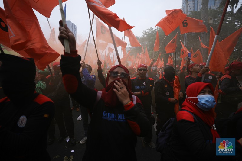 Konfederasi Serikat Pekerja Indonesia (KSPI)  dan Partai Buruh menggelar aksi demo di Patung Kuda Arjuna Wijaya, Jakarta Pusat, Senin (2/10/2023). (CNBC Indonesia/Tri Susilo)