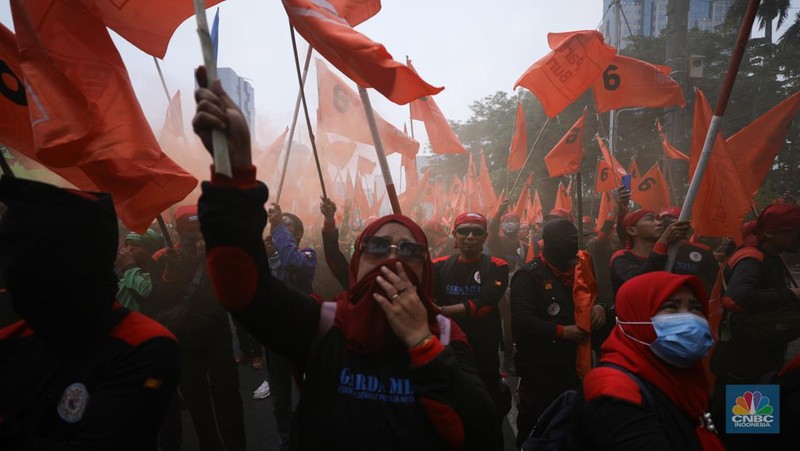 Konfederasi Serikat Pekerja Indonesia (KSPI)  dan Partai Buruh menggelar aksi demo di Patung Kuda Arjuna Wijaya, Jakarta Pusat, Senin (2/10/2023). (CNBC Indonesia/Tri Susilo)
