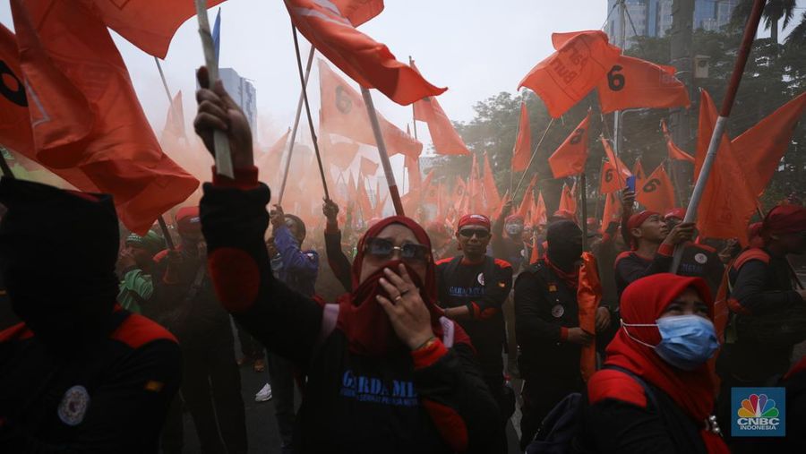 Konfederasi Serikat Pekerja Indonesia (KSPI) dan Partai Buruh menggelar aksi demo di Patung Kuda Arjuna Wijaya, Jakarta Pusat, Senin (2/10/2023). (CNBC Indonesia/Tri Susilo)