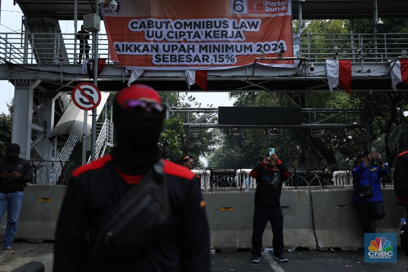 Konfederasi Serikat Pekerja Indonesia (KSPI) dan Partai Buruh menggelar aksi demo di Patung Kuda Arjuna Wijaya, Jakarta Pusat, Senin (2/10/2023). Konfederasi Serikat Pekerja Indonesia (KSPI) dan Partai Buruh menggelar aksi demo di Patung Kuda Arjuna Wijaya, Jakarta Pusat, Senin (2/10/2023). (CNBC Indonesia/Tri Susilo)