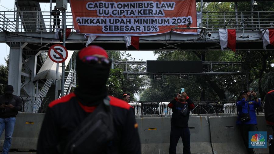 Konfederasi Serikat Pekerja Indonesia (KSPI)  dan Partai Buruh menggelar aksi demo di Patung Kuda Arjuna Wijaya, Jakarta Pusat, Senin (2/10/2023). (CNBC Indonesia/Tri Susilo)