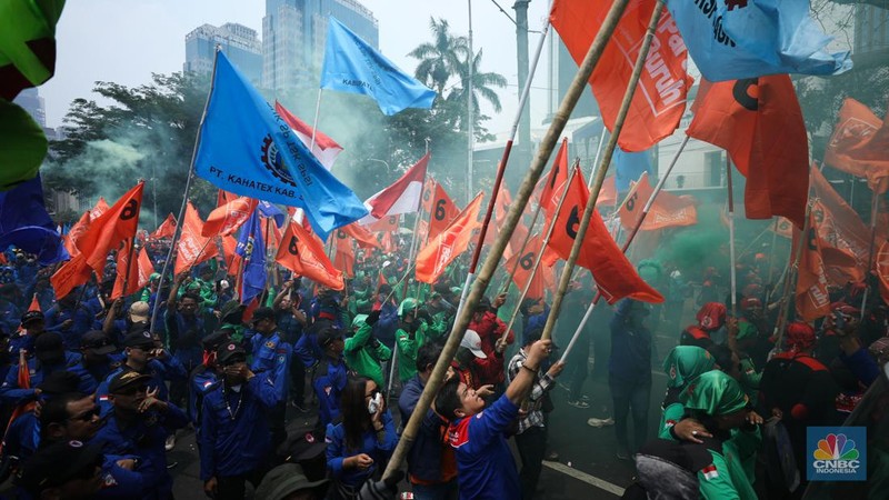 Konfederasi Serikat Pekerja Indonesia (KSPI)  dan Partai Buruh menggelar aksi demo di Patung Kuda Arjuna Wijaya, Jakarta Pusat, Senin (2/10/2023). (CNBC Indonesia/Tri Susilo)